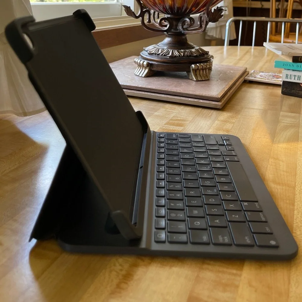 Logitech iPad Pro Case + Keyboard (10.9 inch)